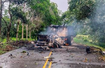 La volqueta usada en el ataque portaba rampas improvisadas enterradas en el volco, desde las cuales dispararon los cilindros a la base. Hay dos sospechosos detenidos. FOTOS CORTESÍA DEL EJÉRCITO.