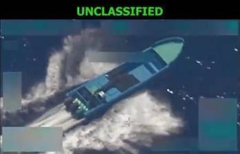 Una de las lanchas minutos antes de que fuera bombardeada por Estados Unidos. FOTO: REDES SOCIALES/ SECRETARIO DE GUERRA DE ESTADOS UNIDOS
