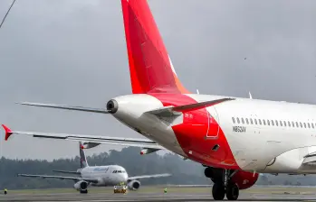 El aeropuerto El Dorado opera bajo estándares internacionales desde hace más de una década. La discusión actual gira en torno a cómo ampliar capacidad sin generar incertidumbre regulatoria. FOTO: Juan Antonio Sánchez