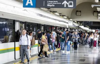 El Metro inspecciona la integridad de su infraestructura tras el sismo de este lunes. Foto: Jaime Pérez Munévar.