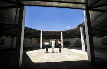 De izquierda a derecha están Natasha, Óscar y Berta meditando en el Centro de estudios ubicado en San Vicente FOTO Jaime Pérez Munevar