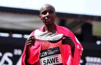 El keniano Sabastian Sawe hizo historia en el Maratón de Londres al romper la barrera de las dos horas con un tiempo de 1h59:30. FOTO GETTY