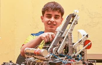 Juan José Agudelo Ospina junto al robot con el que resultó como campeón junto al equipo en el que participaba en un torneo internacional en México a inicios de diciembre. FOTOS MANUEL SALDARRIAGA