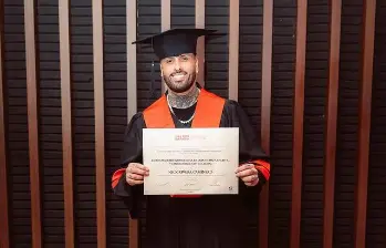 Nicky Jam con su diploma del Doctorado Honoris Causa de la Universidad de la Costa. FOTO cortesia Universidad de la Costa