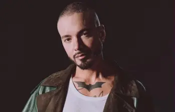 En 2026, J Balvin ha lanzado varias colaboraciones junto a la marca paisa Vélez. FOTO: Cortesía Vélez.