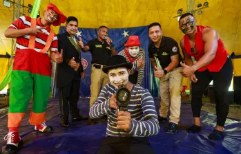 Soldados profesionales del Ejército Nacional hacen parte de la nómina de artistas del Circo Colombia N 7, que por estos días está en Copacabana. FOTO Manuel Saldarriaga