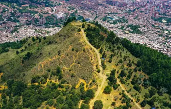 El Cerro Pan de Azúcar, el más alto de los siete cerros tutelares de Medellín, se eleva a más de 2.100 metros sobre el nivel del mar. Foto: Manuel Saldarriaga.