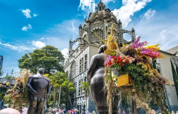 La Plaza Botero, que reúne monumentales obras del artista antioqueño Fernando Botero, es uno de los lugares turísticos más visitados de la ciudad. Al fondo, el Palacio de la Cultura Rafael Uribe Uribe. 2023. FOTO: Camilo Suárez.