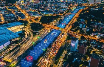 Panorámica nocturna de Medellín iluminada por los alumbrados navideños a lo largo del río, una tradición que cada año reúne a millones de personas en torno a la luz, el arte y la tecnología. 2022. FOTO: Juan Sebastián Carvajal Beltrán