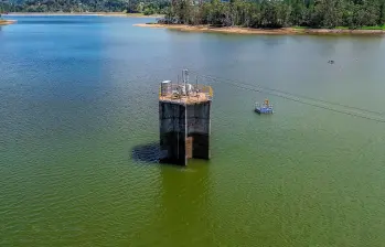 Si se revisan los ocho embalses que se encuentran por encima de 90% de su capacidad de llenado y que tienen mayor peso en la matriz hidráulica, los tres primeros están controlados por empresas privadas. FOTO: Camilo Suárez