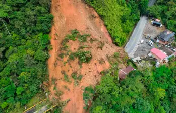 Aspecto del gran deslizamiento de tierra ocurrido en la Autopista Medellín - Bogotá, a la altura del municipio de San Luis. En el lugar hace presencia un equipo con dos retroexcavadoras y ocho volquetas. FOTO Cortesía