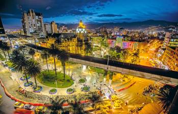 Desde el Hotel Nutibara, una mirada al centro de Medellín, donde se mueven a diario alrededor de un millón de personas. 2019. FOTO: Juan Antonio Sánchez.