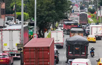 La diferencia de dígitos en los vehículos estaría relacionado, principalmente, a las ofertas que se hacen a la hora de vender vehículos nuevos, por lo que hay mayores congestiones en algunos días de la semana. FOTO: MANUEL SALDARRIAGA