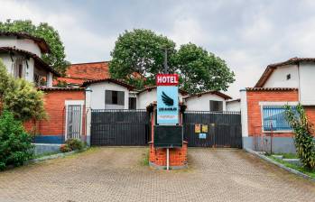 El motel Aries ubicado en La Estrella, Antioquia, dejó de funcionar desde 2021 luego de entrar en un proceso de extinción de dominio. FOTO Jaime Pérez