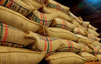 En el frente comercial, el gerente de la Federación señaló que las exportaciones durante el año cafetero, que comenzó en octubre, sumaron 4,2 millones de sacos, con una caída del 10%. FOTO: FNC.