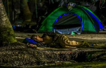 Algunos migrantes duermen en las calles o playas de municipios como Turbo y Necoclí. Algunos ajustan meses varados en la zona, sin plata, con hambre. FOTO Camilo Suárez