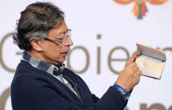 El presidente Gustavo Petro presentó el nuevo modelo de pasaportes. Foto: Cancillería