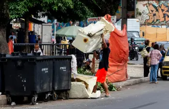 La parálisis de las obras ha traído otros efectos indeseados como la proliferación de basuras que incluso en un solo día pueden juntar hasta dos toneladas de residuos justamente frente al Centro de Desarrollo Cultural. FOTO: JULIO CÉSAR HERRERA