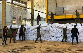 China envió un cargamento de 77,6 toneladas de asistencia humanitaria a Colombia para atender la emergencia causada por el terremoto de magnitud 7,4, ocurrido el pasado 10 de agosto. Entre los elementos enviados hay carpas de campaña para refugiar a los damnificados. Foto: UNGRD