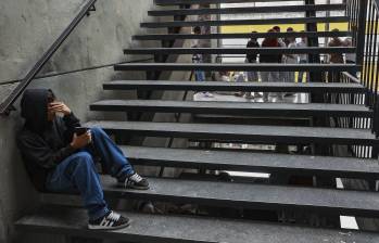 El joven fue empujado por unas escaleras por dos de sus compañeras del salón. Foto de referencia: Manuel Saldarriaga Quintero