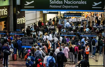 El transporte aéreo en Colombia movilizó 19,6 millones de pasajeros entre enero y abril de 2026, impulsado por el crecimiento de las rutas nacionales e internacionales. FOTO Julio César Herrera
