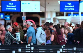 Así luce el aeropuerto de Orlando, en Florida. Decenas de viajeros hacen filas interminables para pasar los controles de seguridad en medio de las afectaciones por el cierre de gobierno, que limita el pago de salarios al personal aeroportuario. FOTO: AFP 