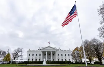 El documento instruye además una “revisión exhaustiva” de expedientes ya aprobados de miles de migrantes en Estados Unidos. FOTO: Xinhua