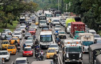La medida del pico y placa busca disminuir las congestiones en las vías de Medellín y el Valle de Aburrá. FOTO: JAIME PÉREZ