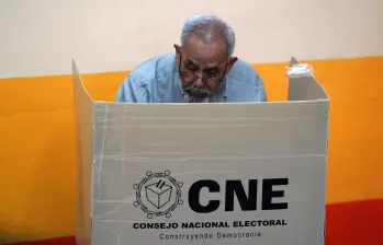 Ciudadanos hondureños participan en la jornada electoral marcada por un ambiente de tensión e injerencia internacional. FOTO: AFP. 