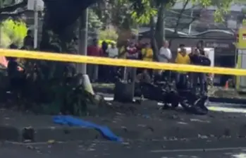 A un costado de la vía quedó la motocicleta en la que se movilizaba Smay Estidwar Pérez Gómez, de 33 años, luego de impactar contra varios elementos a la altura del barrio Cristo Rey. FOTO: CORTESÍA