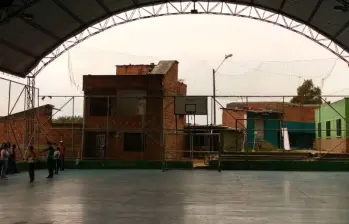 En esta cancha de microfútbol del barrio El Compromiso, ocurrió el altercado que dejó a un menor de 13 años lesionado. FOTO: Tomada de Google Maps