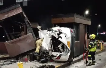Así quedó la camioneta implicada en el accidente de tránsito que ocurrió en la madrugada de este viernes en el peaje de acceso del tramo Rionegro-Medellín. En este hecho murió Miguel Sanín Jaramillo, de 20 años, conductor del vehículo. FOTO: CORTESÍA MI ORIENTE