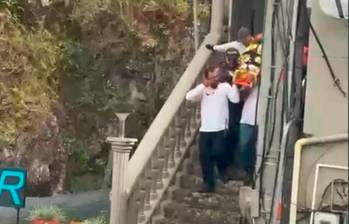 Con apoyo de los organismos de socorro se retiró el cadáver de Maribel Alvarado Díaz, de 61 años, luego de fallecer en las escaleras de la Piedra de El Peñol. FOTO: CORTESÍA 