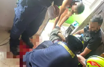 Personal del Cuerpo de Bomberos de Caldas atendieron la emergencia que sufrió Luis Orlando Vanegas Agudelo, de 64 años, cuando trabajaba con una pulidora. FOTO: CORTESÍA