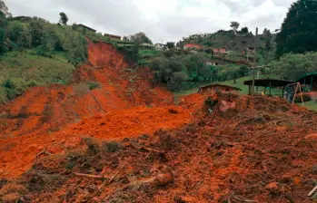 Este deslizamiento, en la vereda Montañez, de Guarne, provocó la evacuación de cinco familias y el temor por un posible represamiento de una quebrada de la zona. FOTO: CORTESÍA