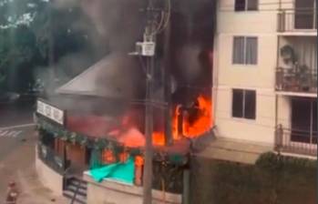 Este restaurante, ubicado al frente de la estación de Policía de Envigado, se quemó en su cocina, principalmente. FOTO: TOMADA DE VIDEO