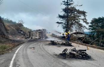 El accidente y la posterior explosión dejaron un desolador paisaje en la vía hacia San Rafael. Como se ve en la foto, tres motos quedaron totalmente calcinadas. FOTO cortesía entre ceja y ceja