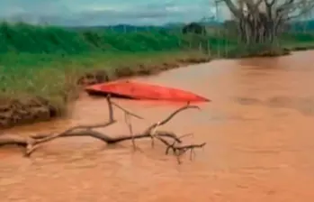 Así quedó la embarcación en la que se movilizaban dos personas, con alta carga de combustible, por el río Nechí, en el corregimiento Puerto Claver, en El Bagre. FOTO: TOMADA DE NP NOTICIAS