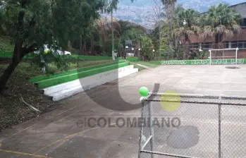 En las tribunas de este escenario deportivo se produjo el tiroteo que dejó una persona muerta y cuatro lesionadas en el barrio Belalcázar, de Medellín. FOTO: GUILLERMO LEÓN OSPINA MUÑOZ