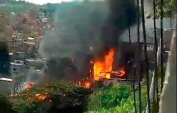 Este fue el incendio que quemó por completo seis viviendas y afectó a otras siete en el barrio Nueva Jerusalén, de Bello. FOTO: CORTESÍA