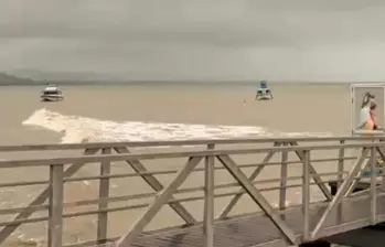 Así estaba el mar de Necoclí, en el Urabá antioqueño, por cuenta de las fuertes lluvias y otros fenómenos climáticos, razón que llevó a que no se permitiera el uso de las playas. FOTO: CORTESÍA
