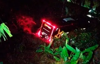 Así quedó el bus que llevaba siete pasajeros entre Cali y Medellín y que perdió el control en el sector El Vergel, de Santa Bárbara. FOTO: CORTESÍA
