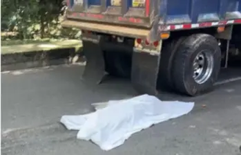 En este accidente, ocurrido en el barrio Belén La Gloria, murió un hombre que acostumbraba a pegarse de las volquetas y que se cayó de la misma. FOTO: CORTESÍA 