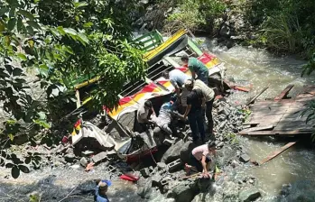 Así quedó el bus escalera accidentado en una vereda del municipio de Buriticá, Occidente antioqueño. Iban dos personas en el vehículo. FOTO: CORTESÍA