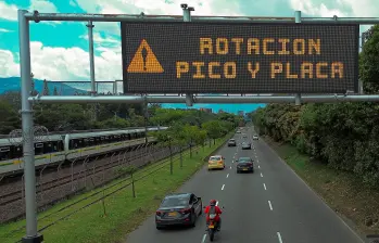 Las autoridades reiteran a los conductores el llamado de respetar esta restricción que busca aliviar la crisis de movilidad que se vive en el Valle de Aburrá. FOTO: MANUEL SALDARRIAGA