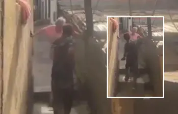 En un video difundido por redes sociales se conoció como un joven maltrata a una adulta mayor con un ventilador por no darle dinero en un callejón de Medellín. FOTO: TOMADA DE VIDEO