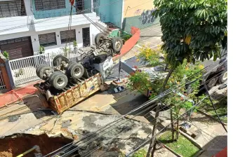 Así quedó la volqueta que había caído a un hueco en el barrio Los Ángeles, centro de Medellín, luego de ser extraída con una grúa pluma en la mañana de este miércoles. FOTO: CORTESÍA