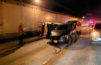 Así quedaron los dos vehículos implicados en este accidente ocurrido dentro del túnel de Oriente, lo que obligó a su cierre. FOTO: CORTESÍA