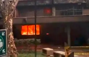 Así se veía la oficina del Politécnico Jaime Isaza Cadavid luego de que fuera incendiada en la mañana de este martes. FOTO: CORTESÍA