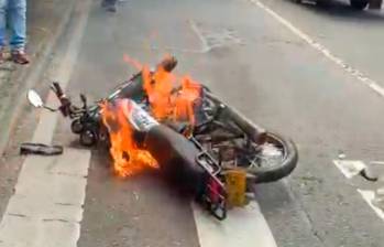 Así quedó la motocicleta de los presuntos delincuentes, luego de que la comunidad tomara justicia por mano propia y la incendiaria. Quienes iban sobre este vehículo también fueron agredidos. FOTO: CORTESÍA